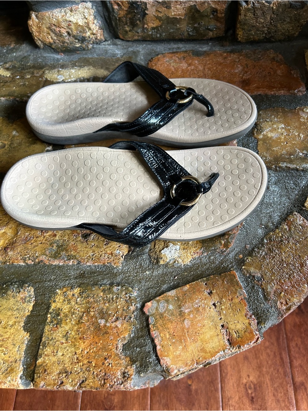 Vionic sandals. - Picture 3 of 4